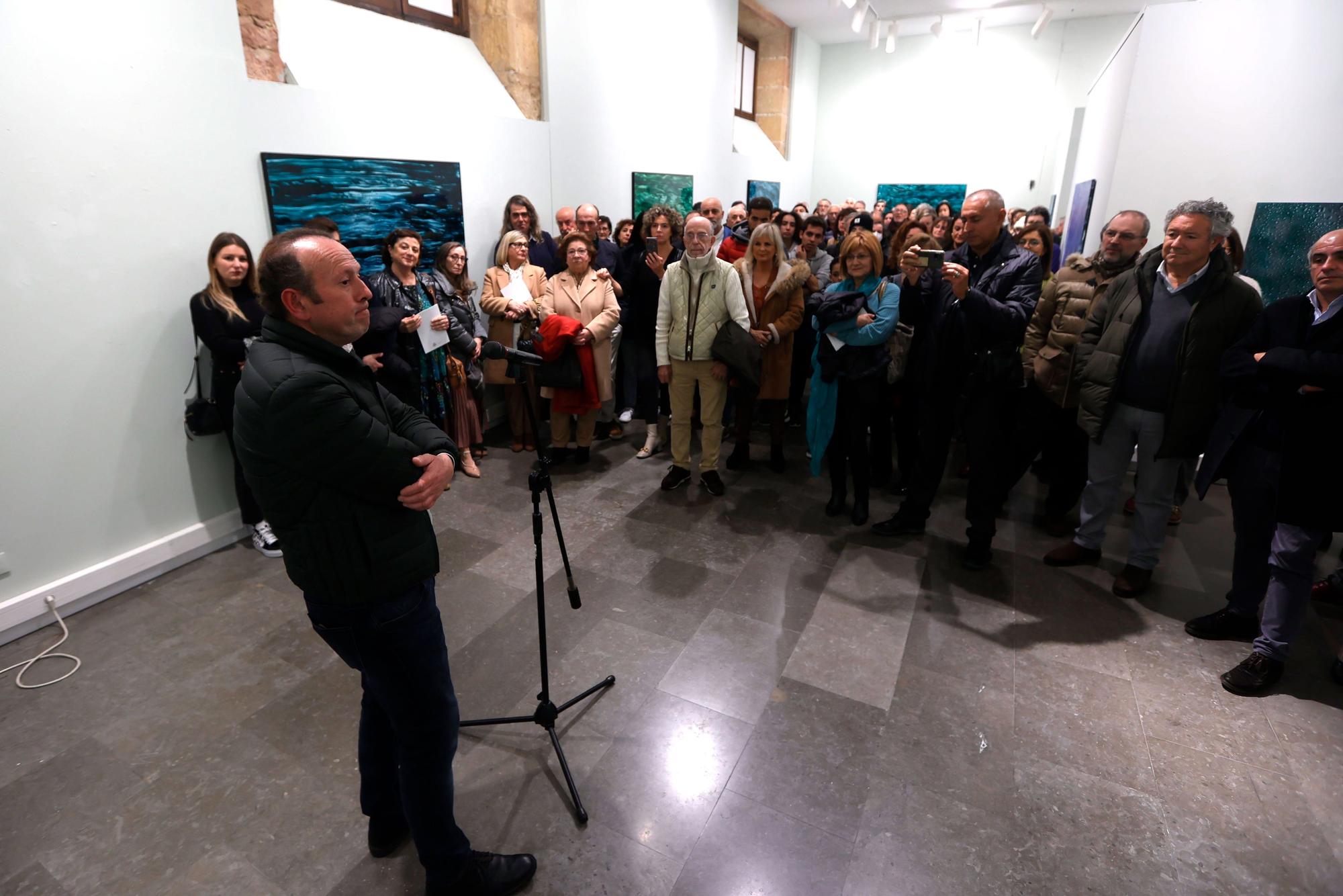 EN IMÁGENES: Guillermo Simón inunda la Universidad de mar y de obras "pintadas con el alma"