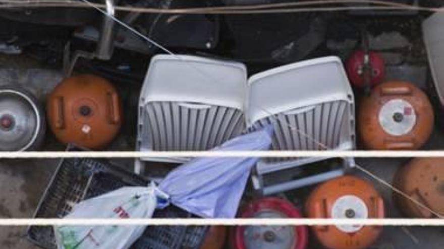 Las botellas de butano, acumuladas en un patio, con extintores.