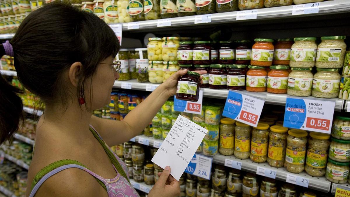 COSTE DE LA VIDA | El 88% de los trabajadores ha tenido que recortar gastos para afrontar el encarecimiento de la vida, según un estudio