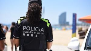 Policías entran en el mar de Barcelona para detener a un hombre por agredir sexualmente a dos chicas, una menor.