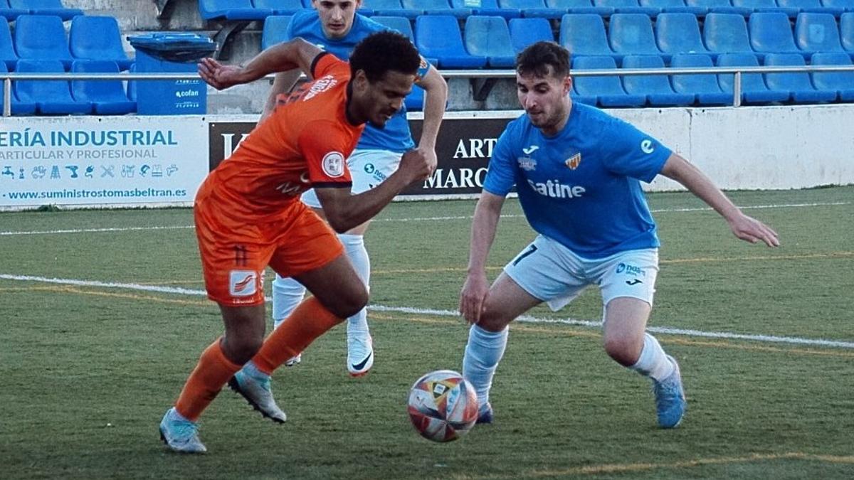 El Atzeneta pugna por el control del balón ante el Burriana.