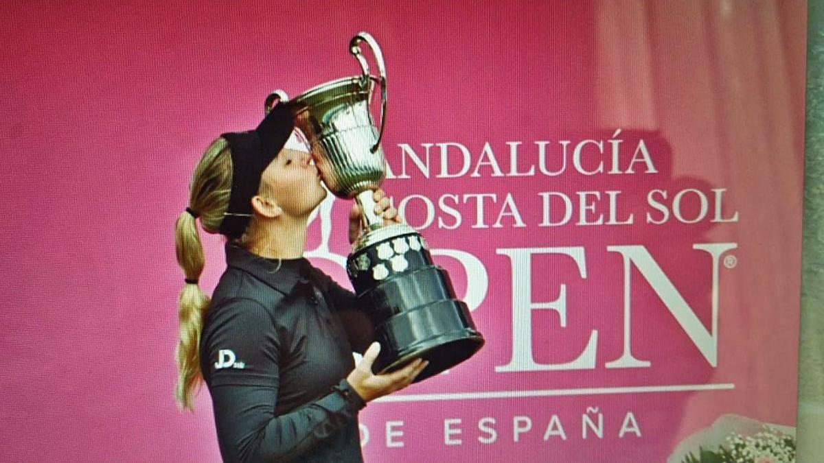 Emily Pedersen posa con el trofeo de ganadora del Andalucía Costa del Sol Open España.