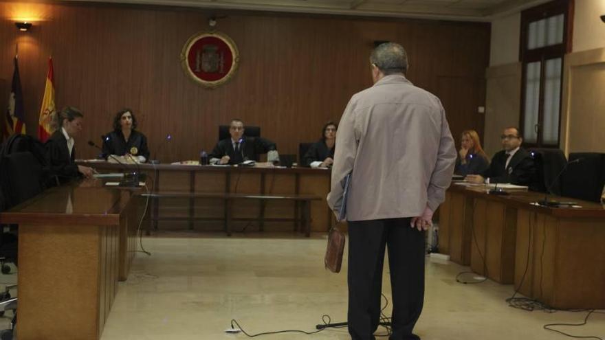 El acusado, de 70 años de edad, ayer durante la vista oral celebrada en la Audiencia de Palma.