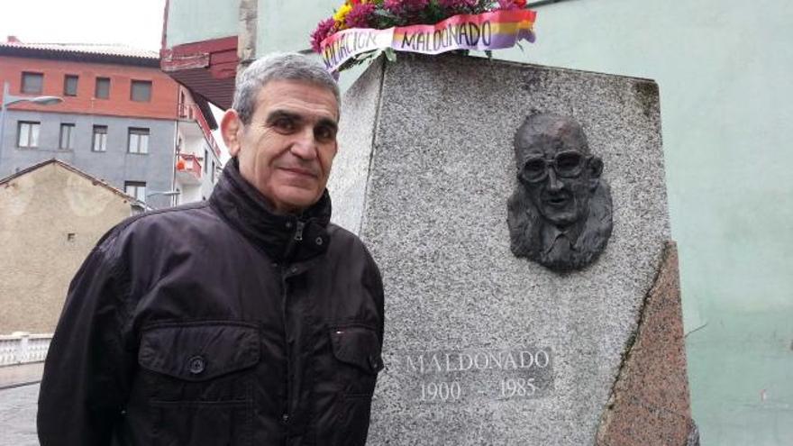 Jesús Soriano, frente al monumento en honor de José Maldonado, en Tineo.