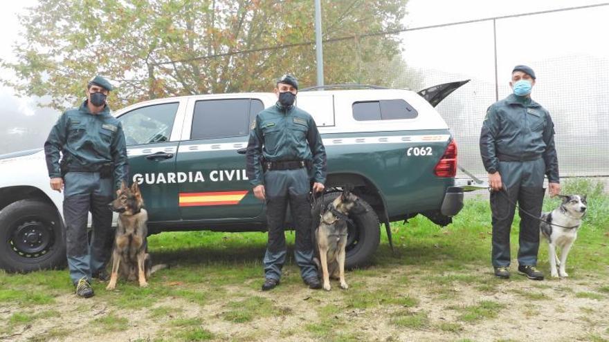 Antonio Rueda (1i), con Brit; con Víctor Fraga más Koto (c) y otro agente en la Comandancia de la Guardia Civil en Ourense.  