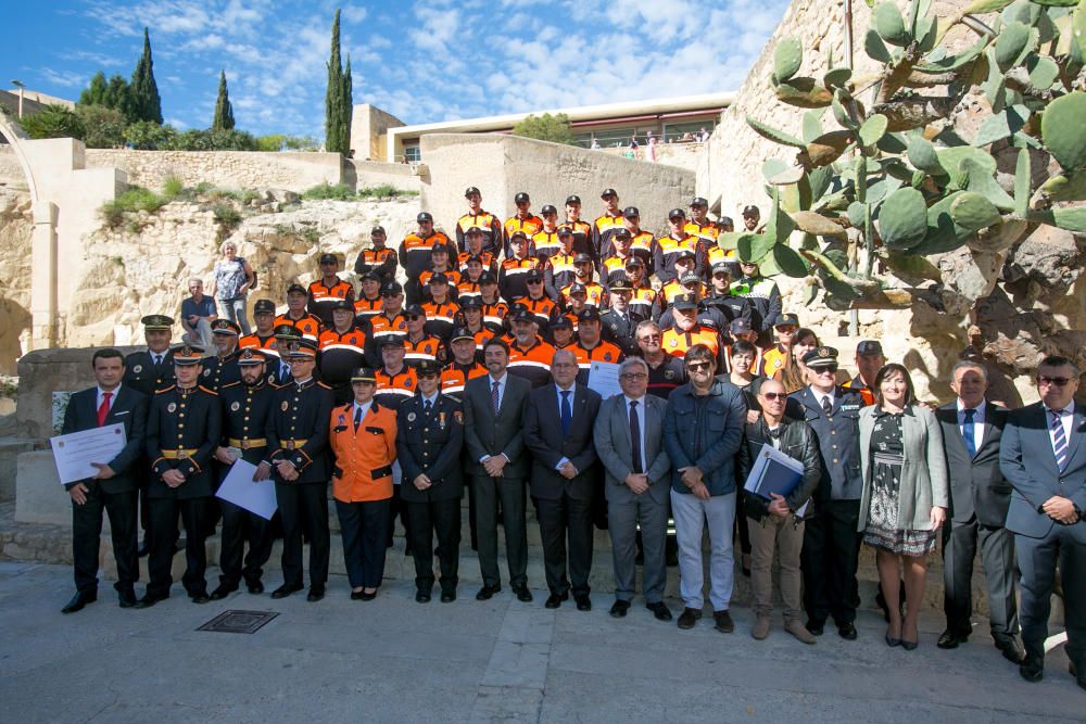 El Ayuntamiento de Alicante ha celebrado esta mañana el XXXVI aniversario de Protección Civil en el castillo de Santa Bárbara.