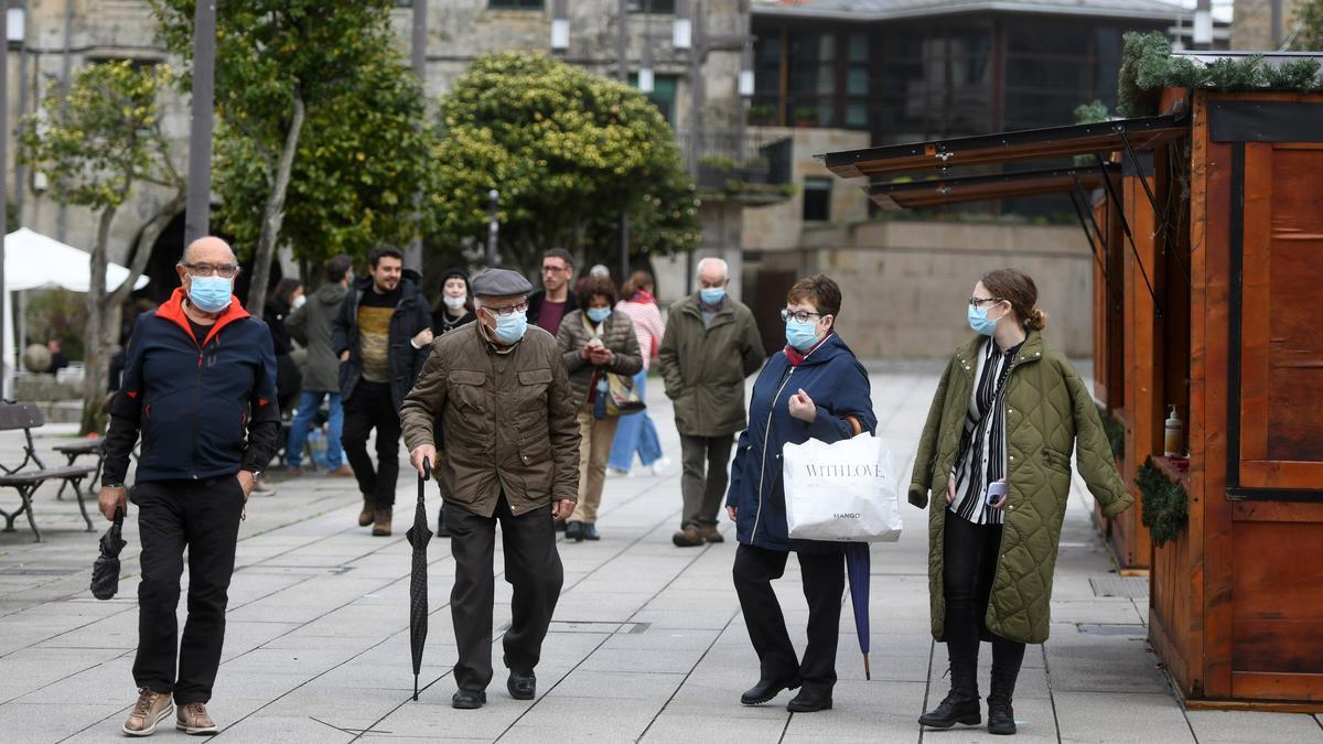 Población con mascarillas en el centro de Pontevedra el pasado invierno.