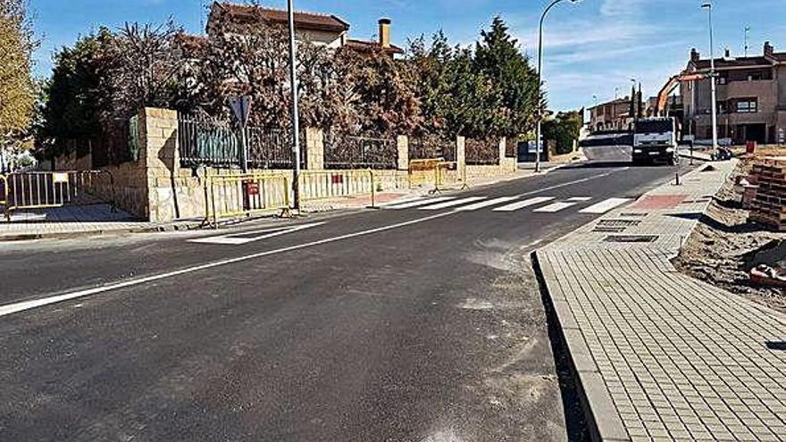 Operarios colocando las farolas en la calle Catalanas y su conexión con la calle Zafra.