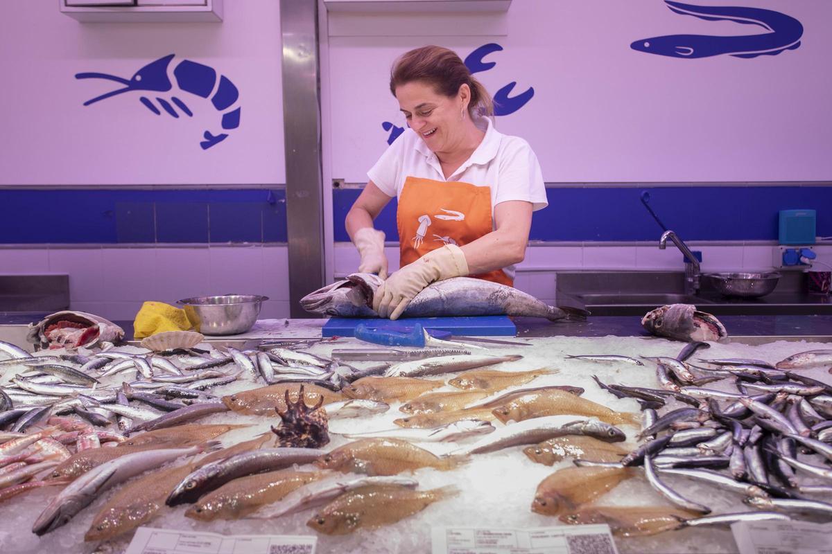 Una pescadería en un mercado municipal de València.
