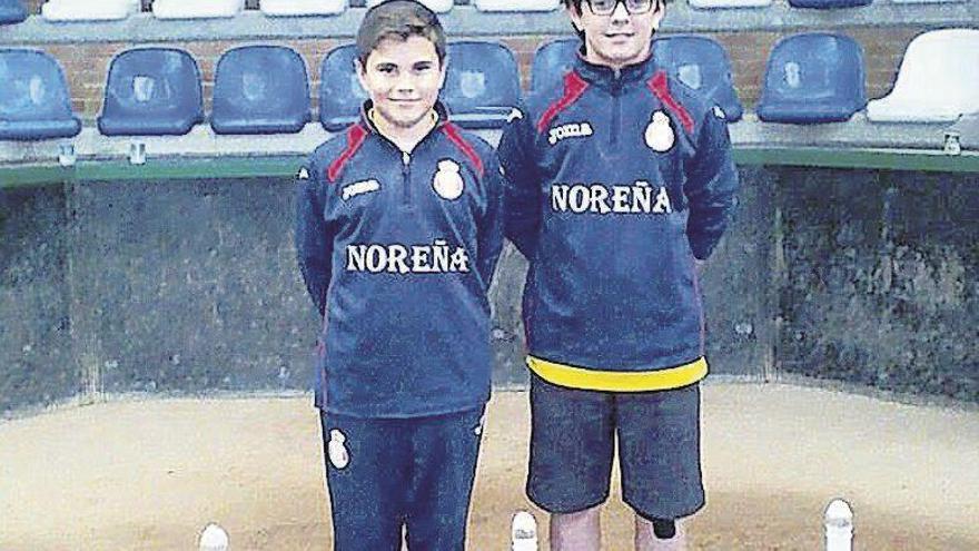 Adrián (izquierda) y David antes de la semifinal infantil.