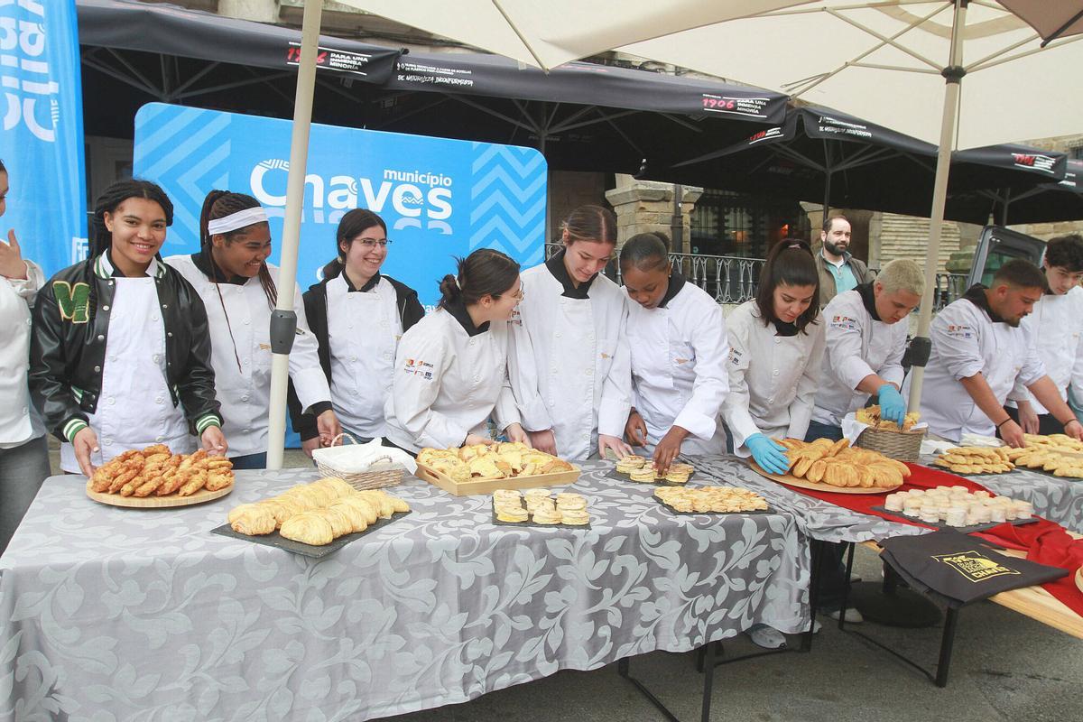 Estudiantes de hostelería de Chaves preparan la degustación de productos típicos.
