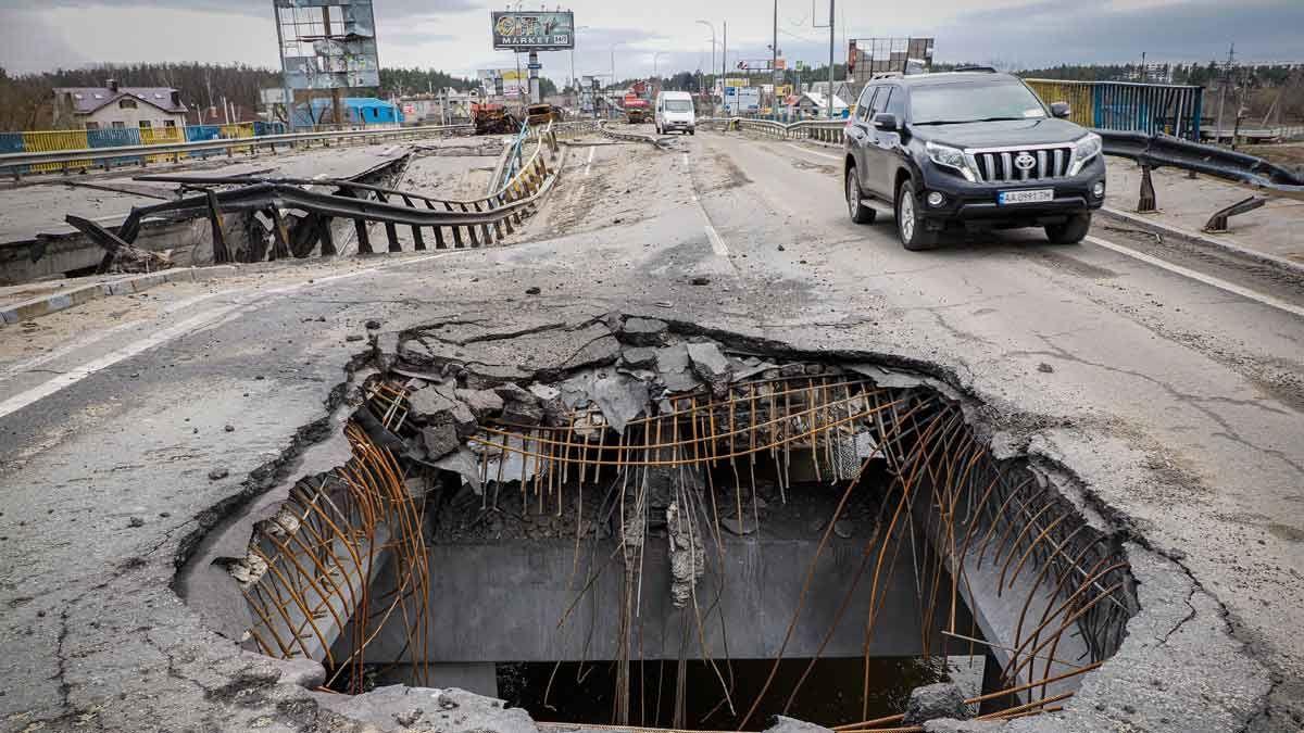 Un pont destruit per un bombardeig a Hostomei, Ucrania