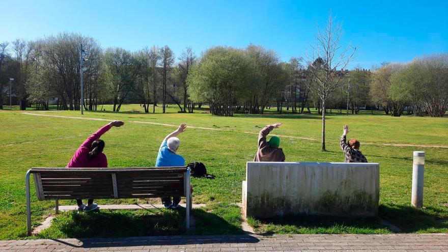 Ximnasia terapéutica ao aitre libre dentro do programa Amessan. Foto: CDA