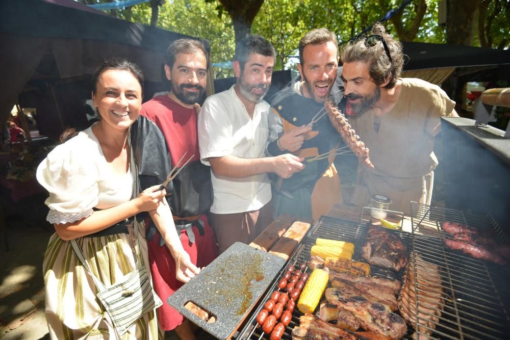 Miles de personas eligieron volver al medievo en Pontevedra en vez de refrescarse en la playa pese al calor extremo.