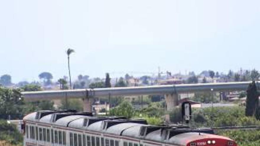 Tren de cercanías entre la línea de Alicante y Murcia.