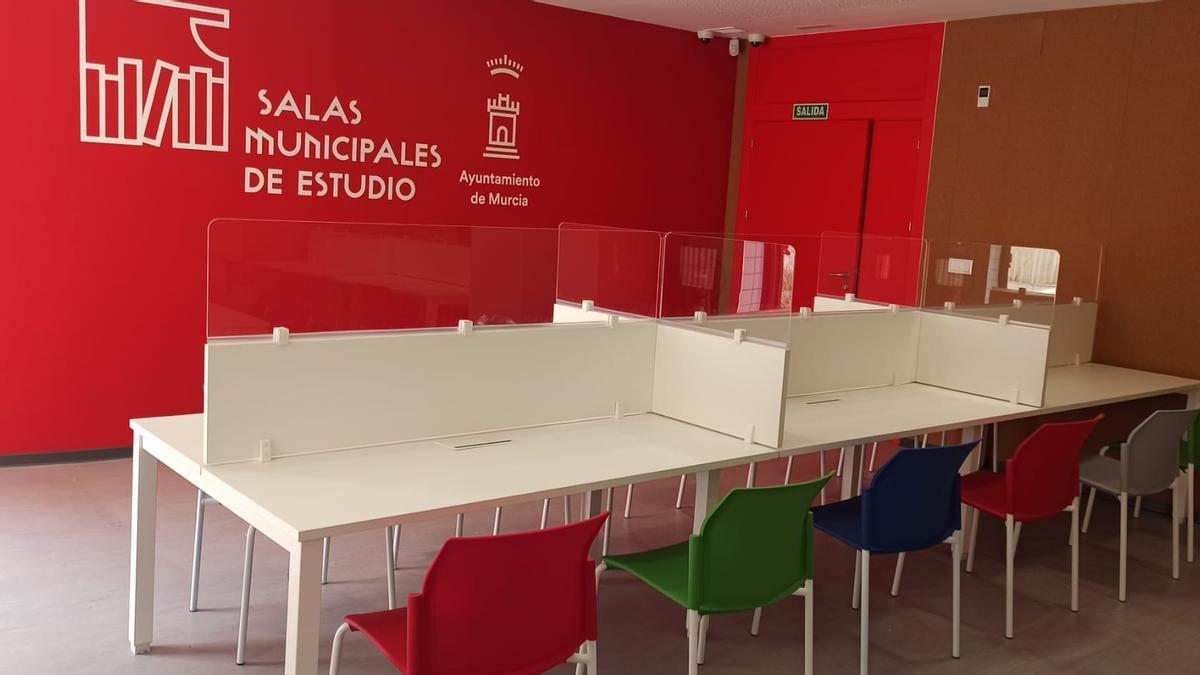 Interior de una sala municipal de estudio de Murcia