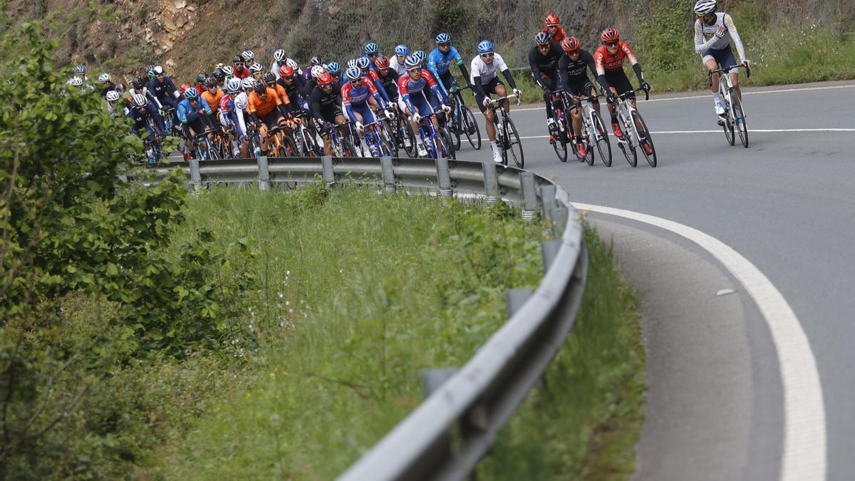 Las imágenes de la última etapa de la Vuelta a Asturias: crónica y reacciones