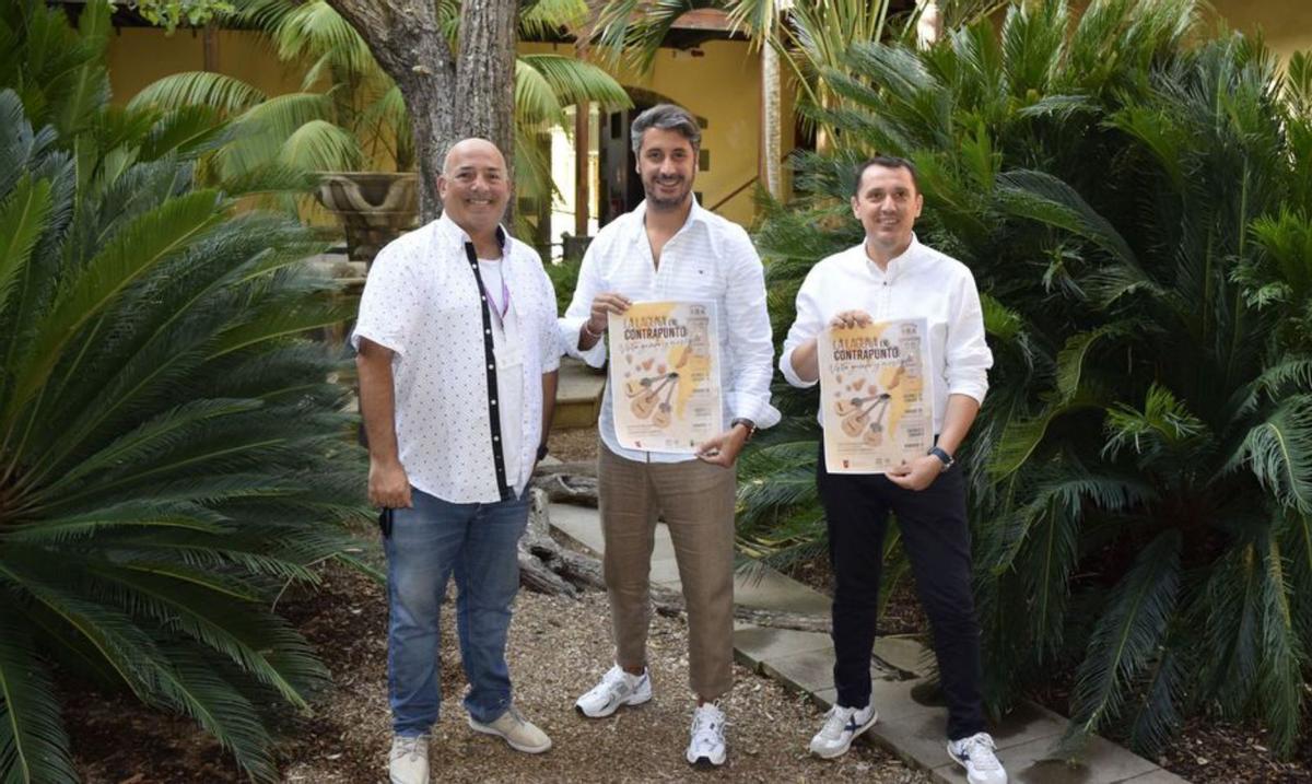 El alcalde y otros responsables de la iniciativa con el cartel. | | E. D.