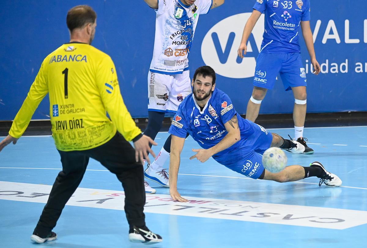 Javi Díaz, de espaldas, en una acción del partido de ayer en Valladolid.