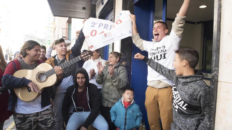 Alegría en Pinos Puente, en el sorteo del año pasado.