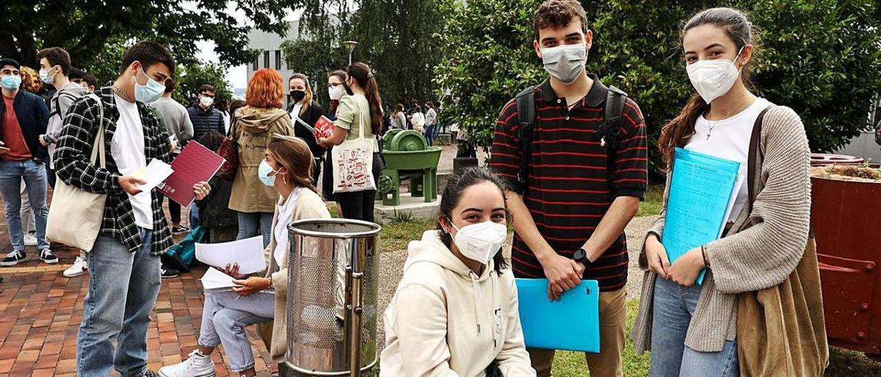 A la derecha, Ángela Lavilla, Sergio López y Laura Martínez, del colegio Inmaculada, ayer, en un descanso entre exámenes en los exteriores de la Escuela Politécnica de Ingeniería de Gijón. | Juan Plaza