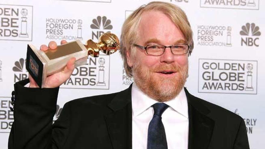 Philip Seymour Hoffman posa con su Globo de Oro.