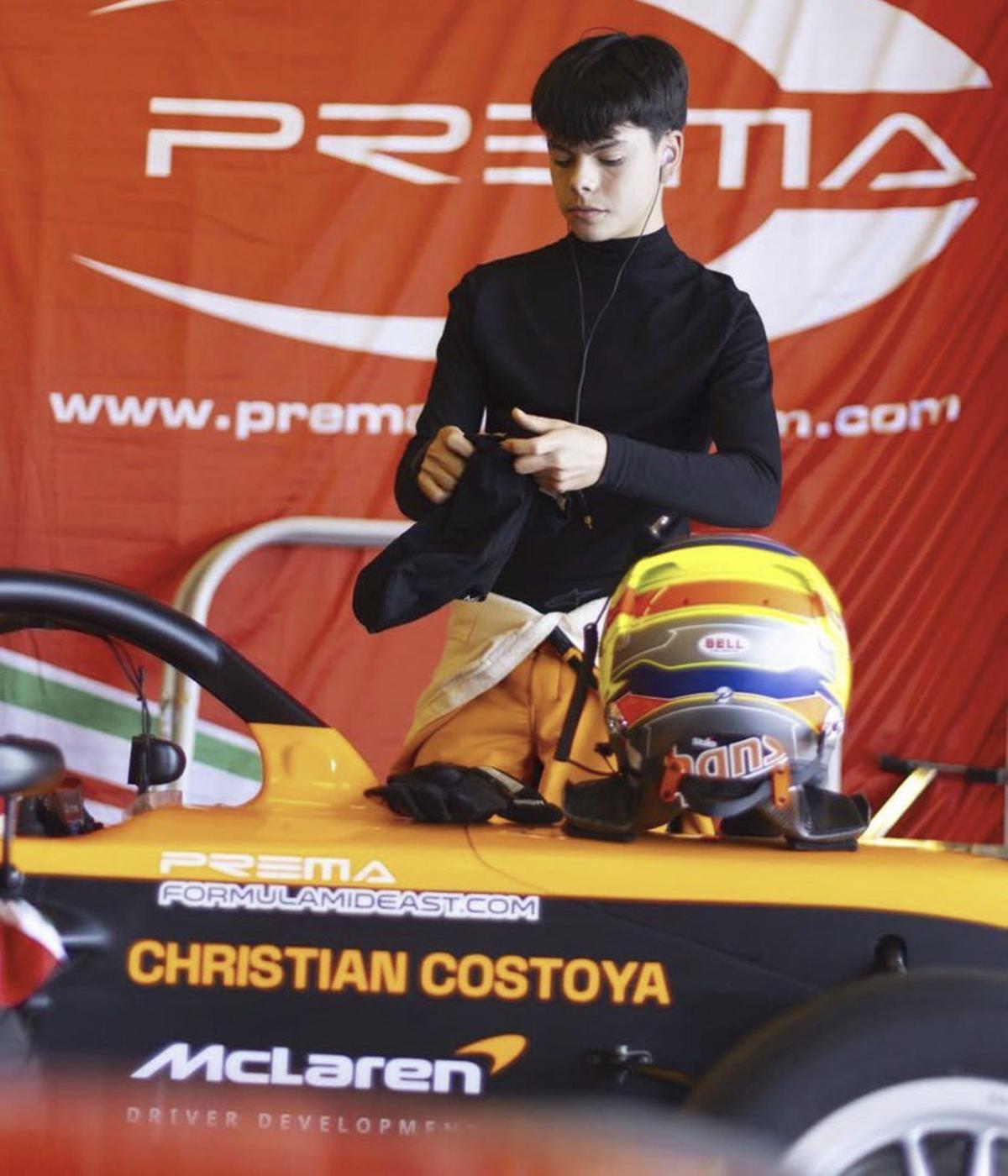 Christian Costoya en Abu Dhabi junto a su monoplaza. | FIRMA DE FOTO