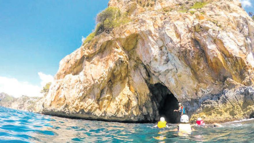 Ruta por las grutas marinas de la provincia.