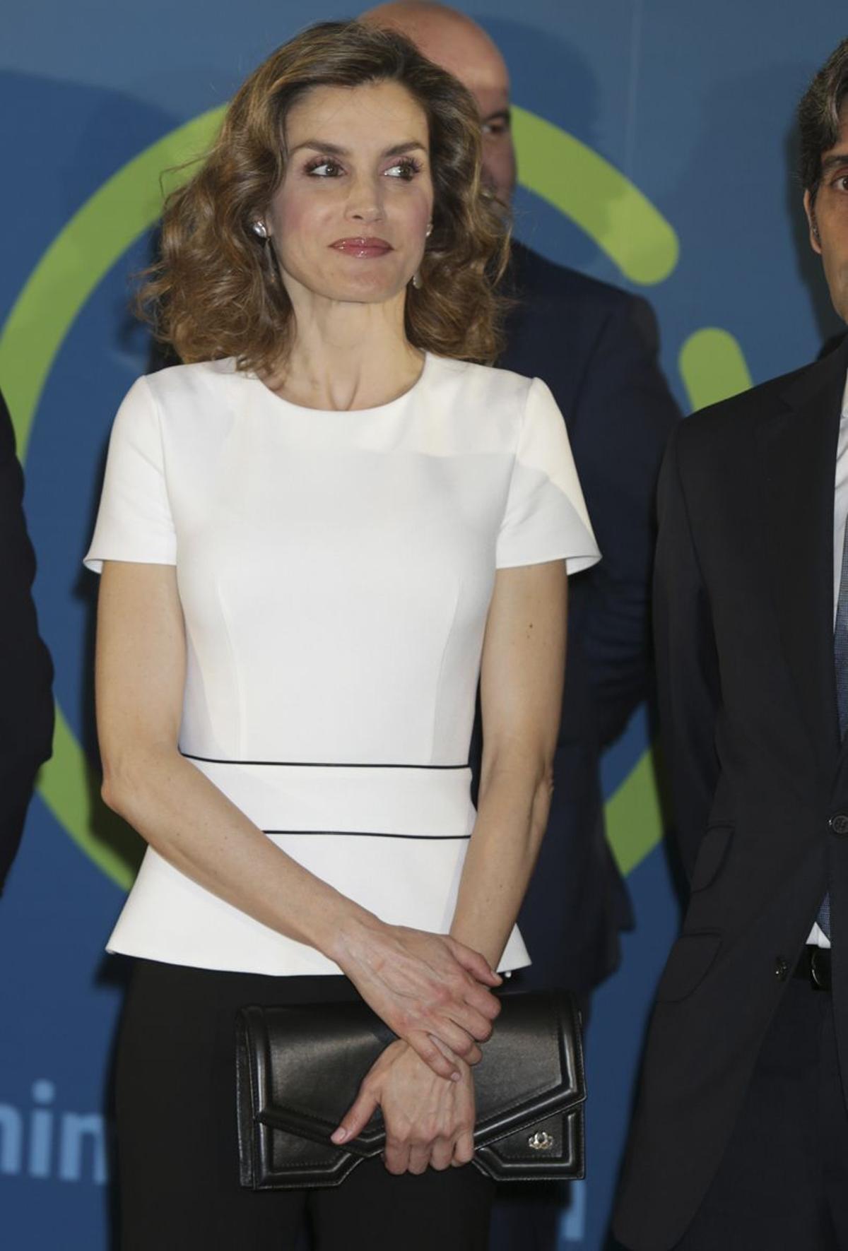 Letizia Ortiz con camiseta blanca y bolso de la firma asturiana Cuca Reliquia