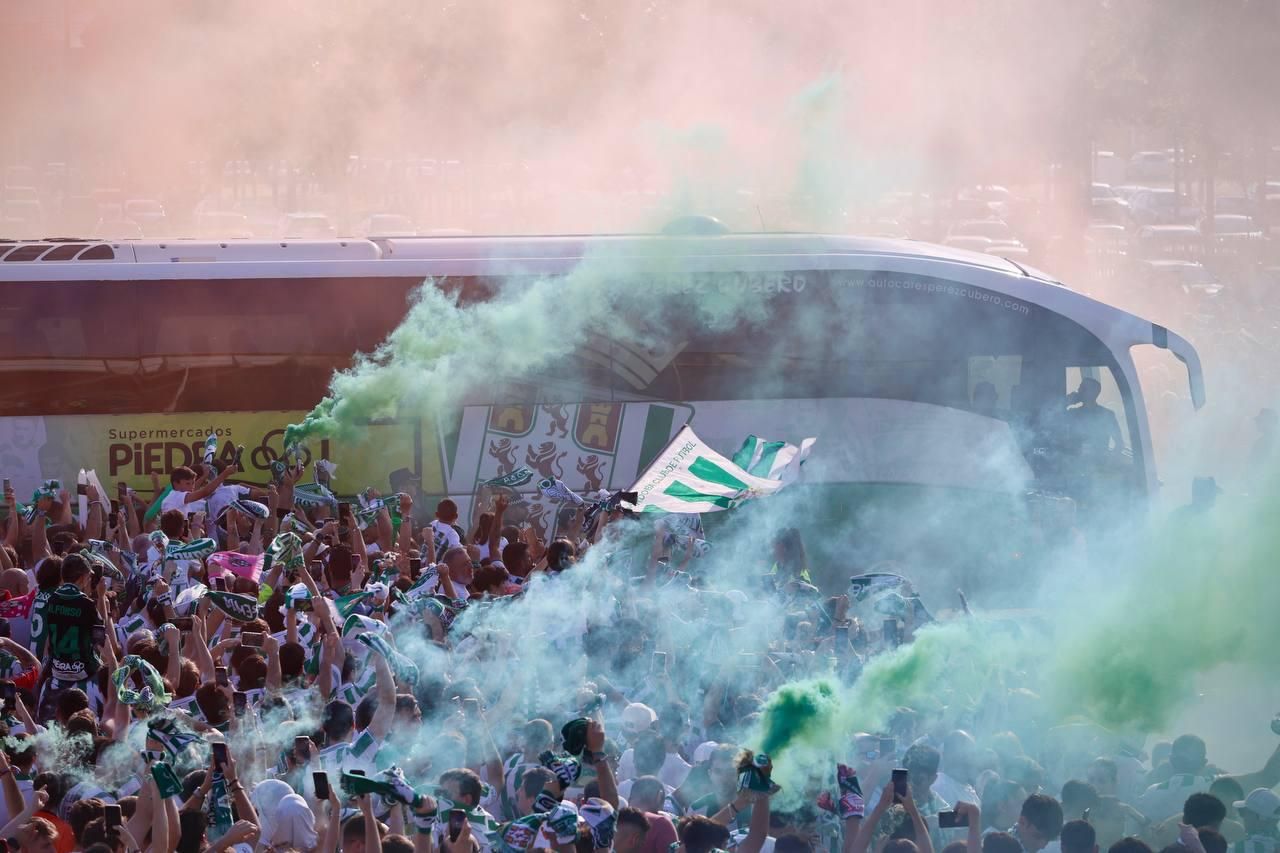 Así recibió la afición del Córdoba CF al autobús del equipo en El Arenal