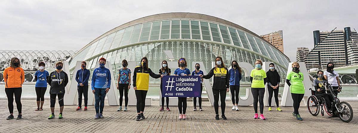 Celebración del Día de la Mujer de Maratón Valencia y Teika