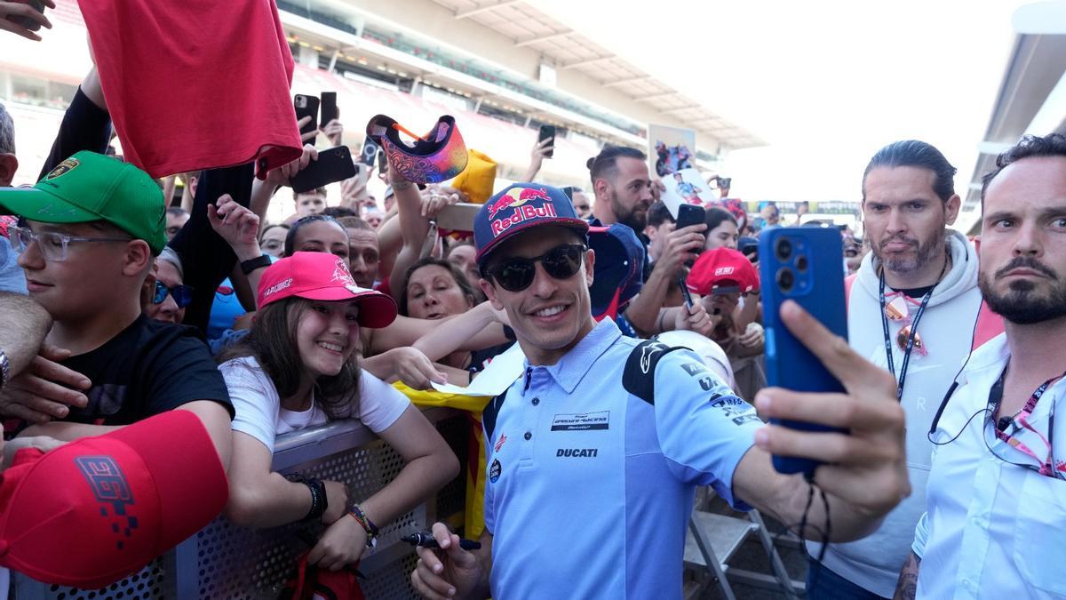 Márquez atiende a sus fans en Montmeló.