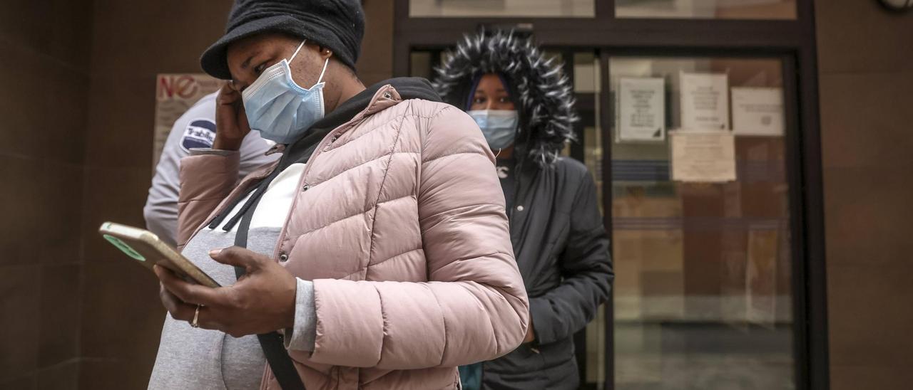 Unas usuarias saliendo el miércoles con mascarilla del centro de salud de Escola Graduada.