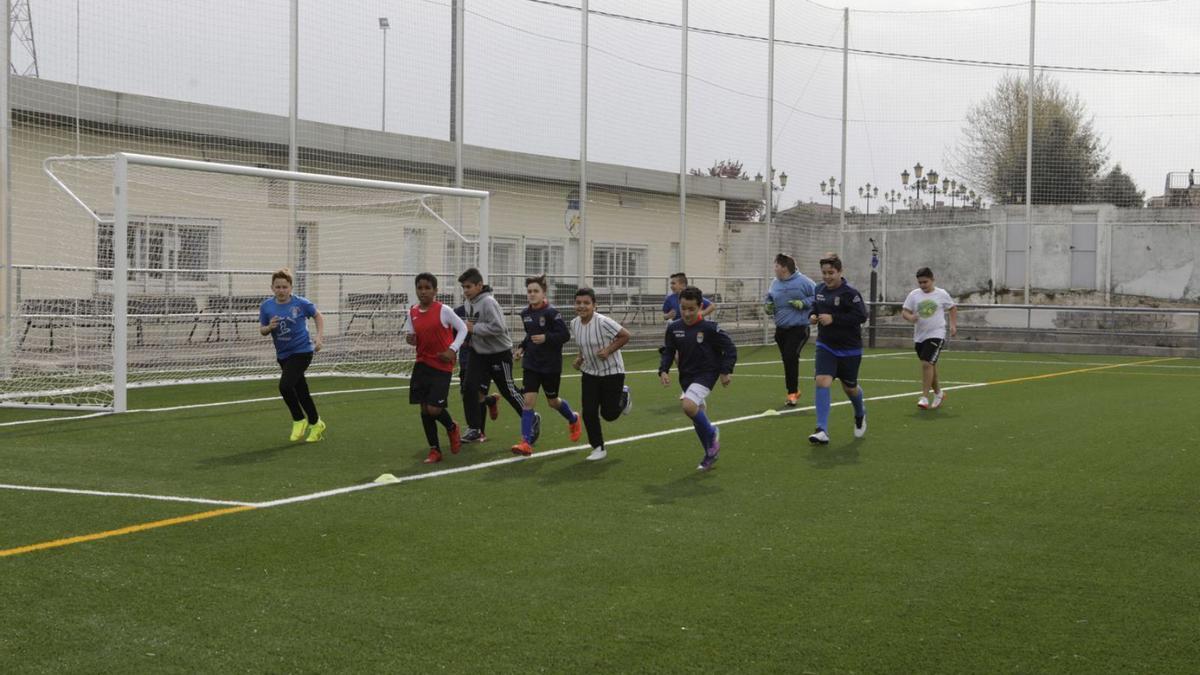 Los jugadores de la categoría alevín, durante su primer entrenamiento en diez meses en el campo de Matalablima.   | FERNANDO RODRÍGUEZ