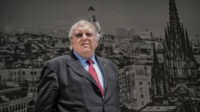 Paul Preston, este lunes ante una foto mural de la capital catalana, donde presenta la versión en cómic de 'La guerra civil española' y donde será investido Doctor Honoris Causa por la Universidad de Barcelona.