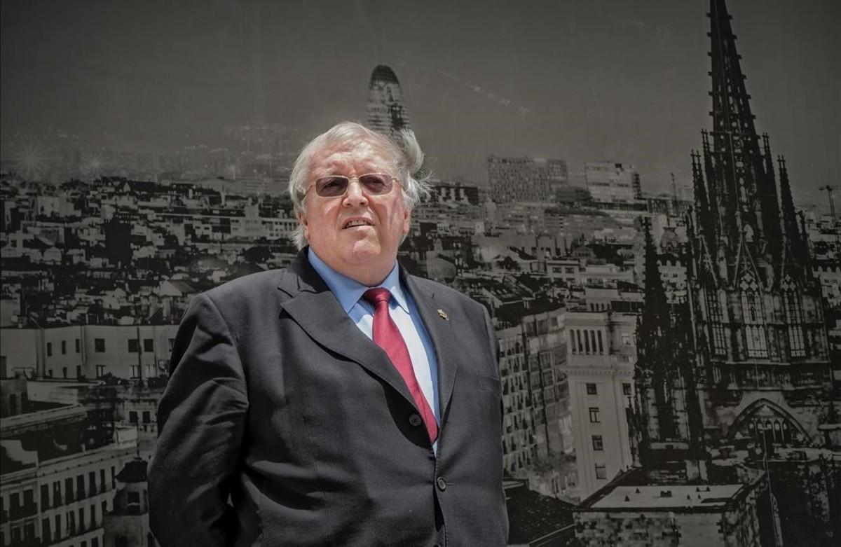 Paul Preston, este lunes ante una foto mural de la capital catalana, donde presenta la versión en cómic de 'La guerra civil española' y donde será investido Doctor Honoris Causa por la Universidad de Barcelona.