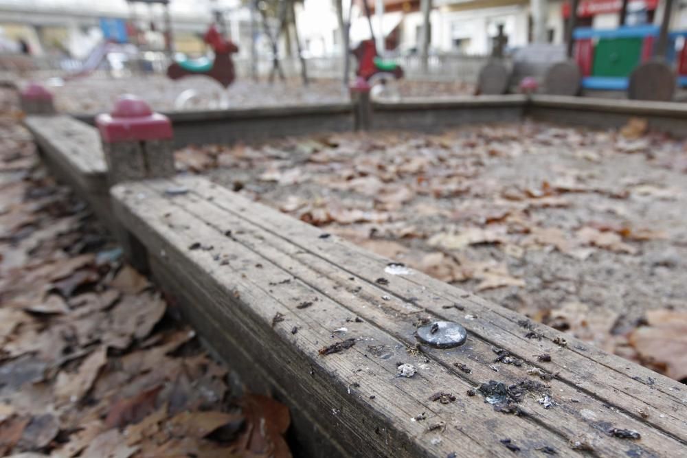 Demanen tancar el parc infantil de Poeta Marquina per insalubre