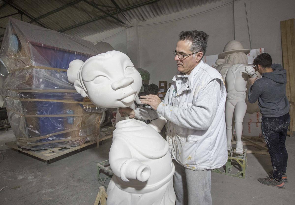 Constructores de Hogueras que plantan en Valencia terminan los últimos retoques de sus monumentos