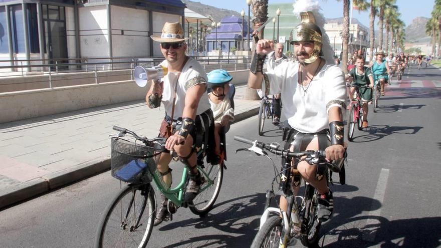 Los festeros recorren en bici el centro de la ciudad