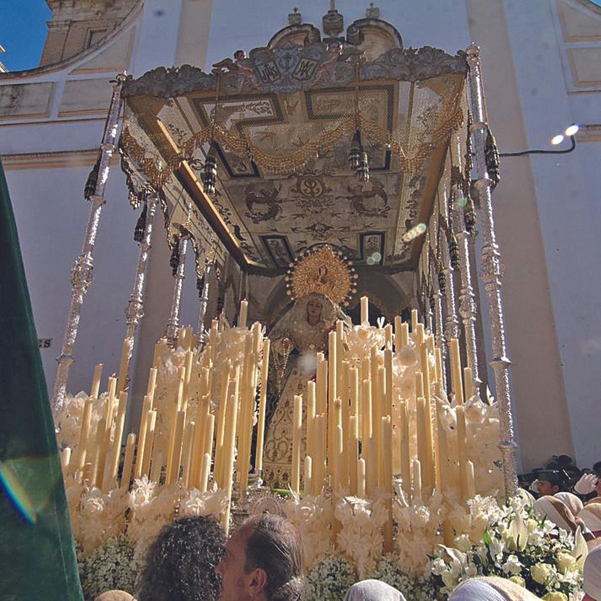 La Virgen de la Esperanza estrenará este año bambalina frontal de su nuevo paso de palio, un conjunto bordado en oro fino.
