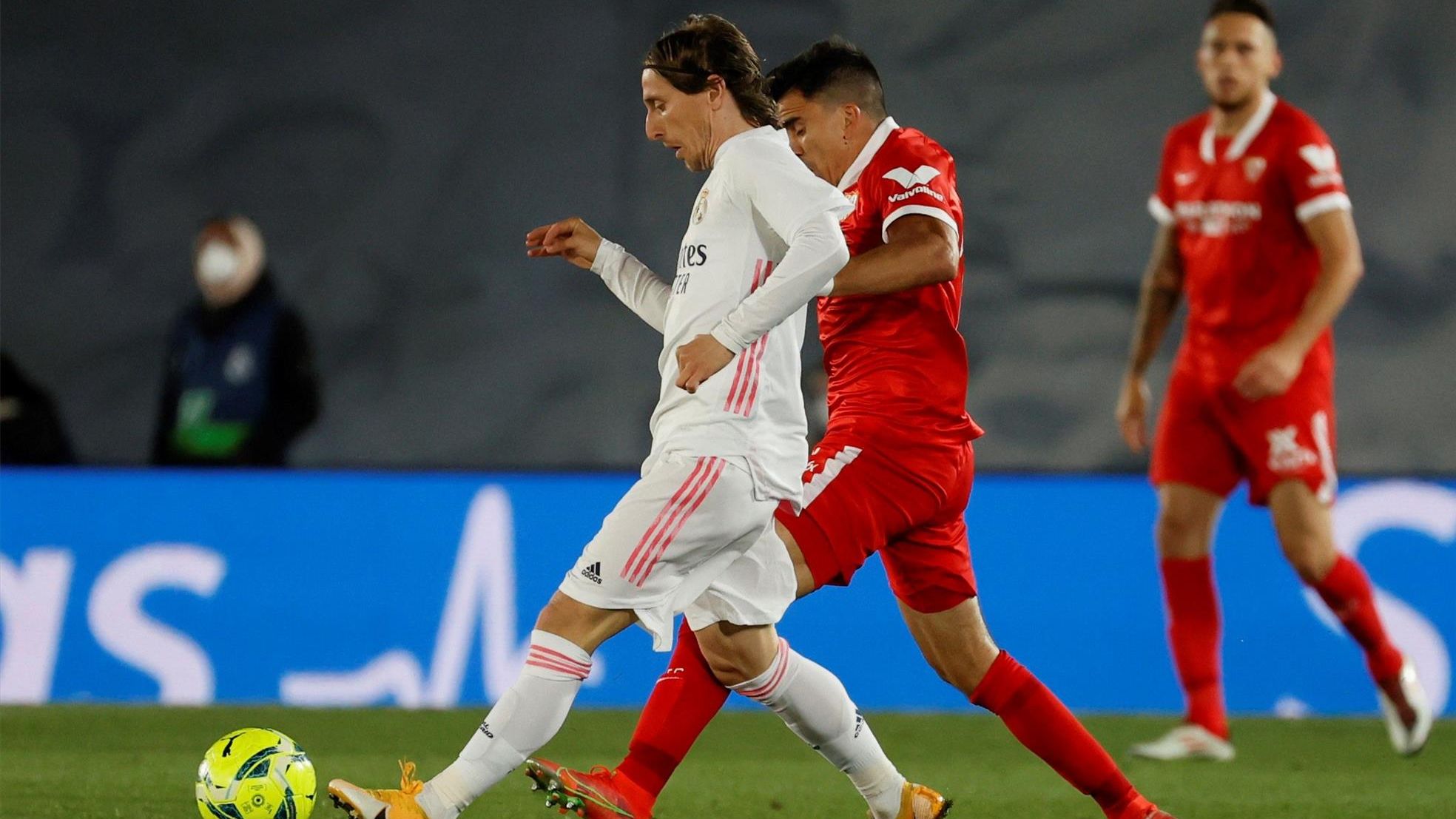 Modric en una acción del partido ante el Sevilla