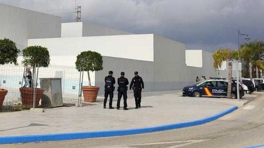 El detenido se entregó en la comisaría de Vélez.