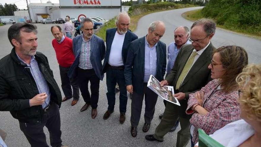 Reunión de ayer al pie de la carretera. // G. Santos