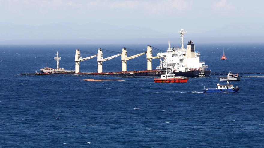 Gibraltar comienza las tareas para hundir el buque accidentado