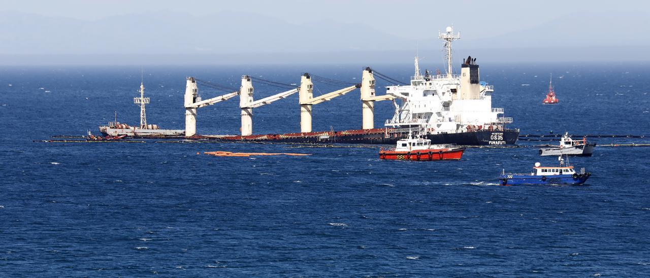 Las autoridades portuarias de Gibraltar hunden la popa del buque OS 35 ante el temporal de levante.