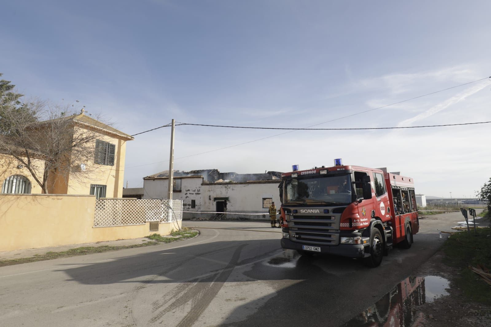 Un incendio de grandes dimensiones consume cuatro viviendas de madrugada junto a Son Banya