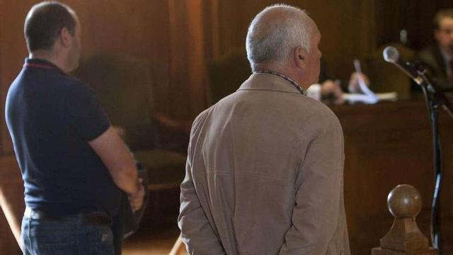Los dos acusados durante el juicio celebrado ayer en la Audiencia de Pontevedra. // Gustavo Santos