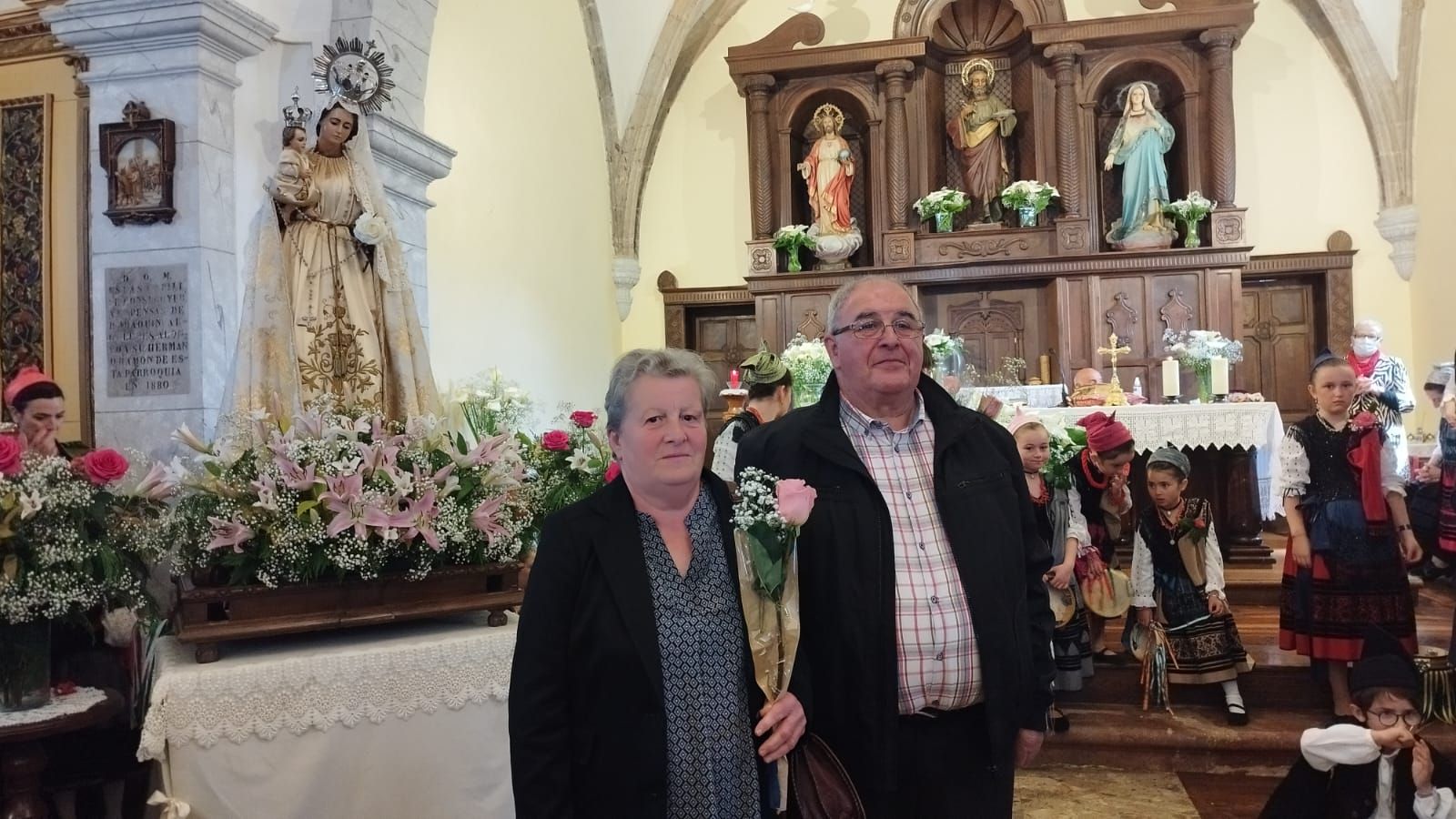 Un centenar de rosas para los llaniscos de la parroquia de Pría en la fiesta de la Virgen de la Flor