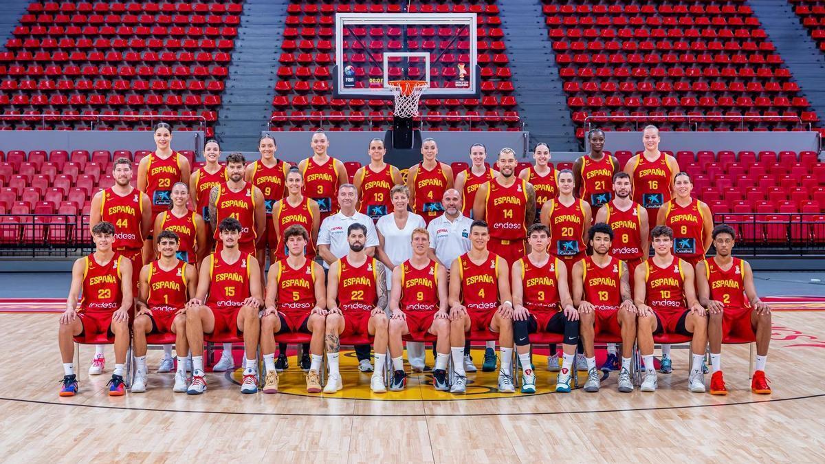 Foto de familia de la selección española masculina y femenina. En el pabellón Príncipe Felipe