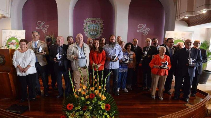Todos los premiados ayer por la Confederación Galega de Asociacións Veciñais. // G. Santos